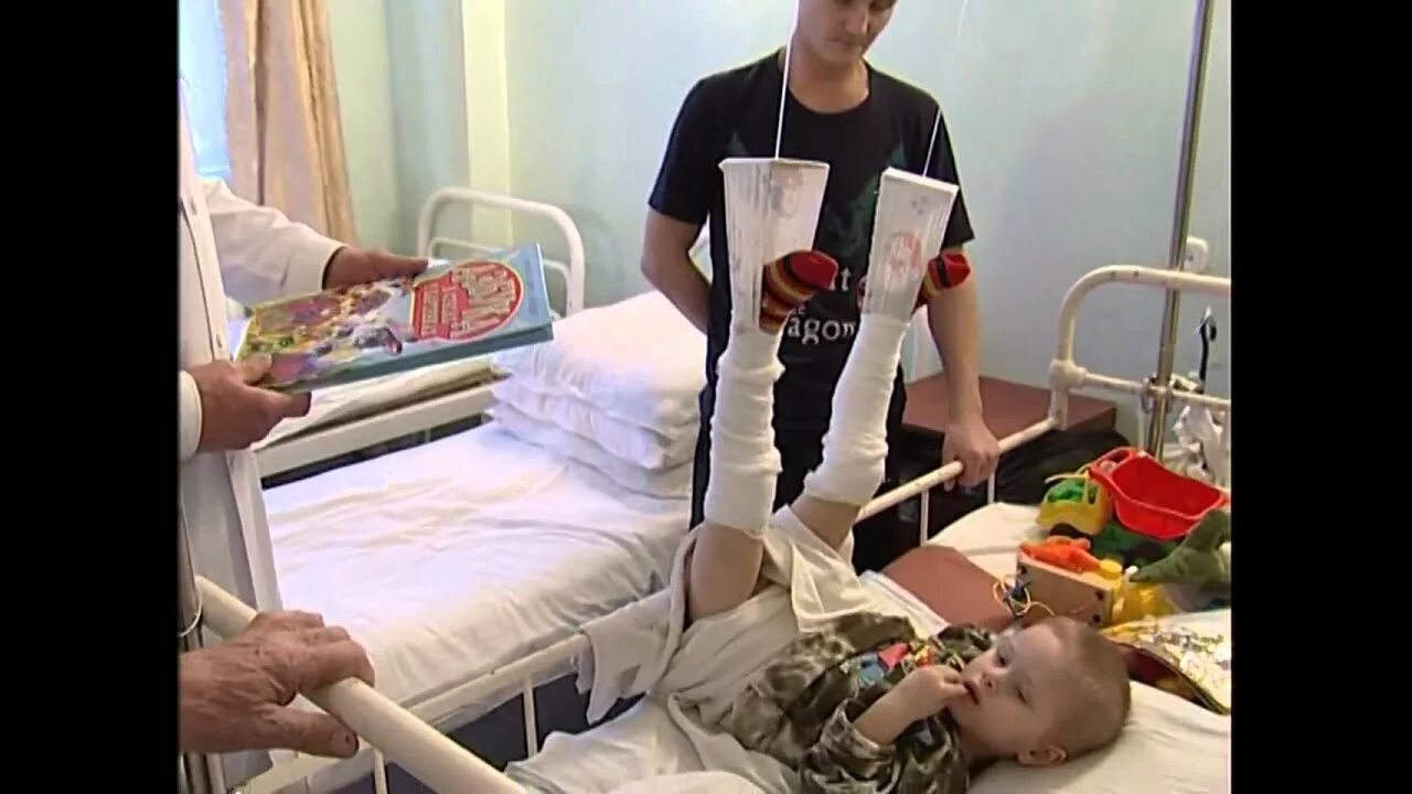 Детская игра в доктора с уколами. Видео больница дети. Уколы детям в больнице малышам. Видео больница дети. Детские больницы в америке.