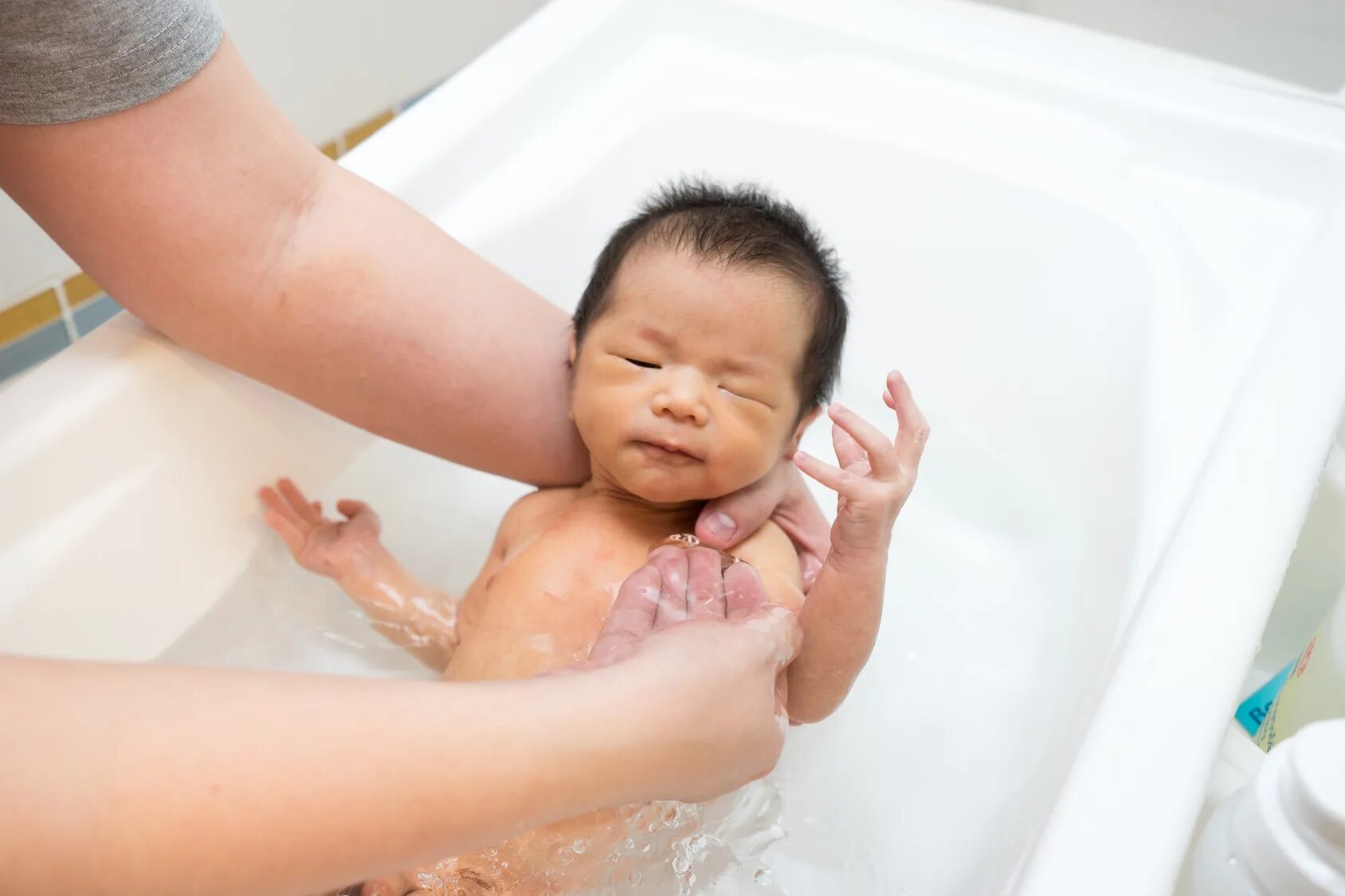 К чему снится купаться в ванне. Младенец купается Азия. Newborn Baby Bath. Купание новорожденного в душе. Купание грудных детей Корея.