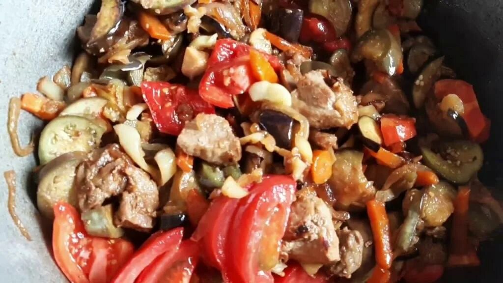 Баранина тушеная с овощами. Ребрышки в казане. Баранина тушеная в казане на плите. Баранина томленая с картошкой. Чугунный казан для мяса.