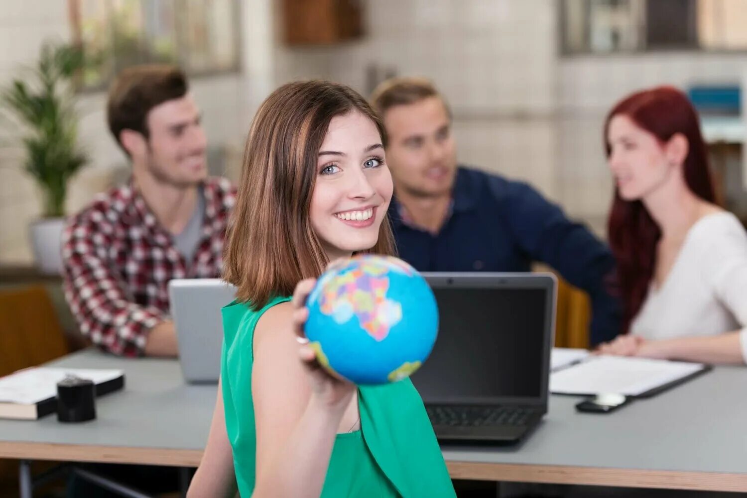 Преподаватель переводчик. Преподавание иностранного языка. Курсы английского. Английский для карьеры. Изучение иностранного языка.