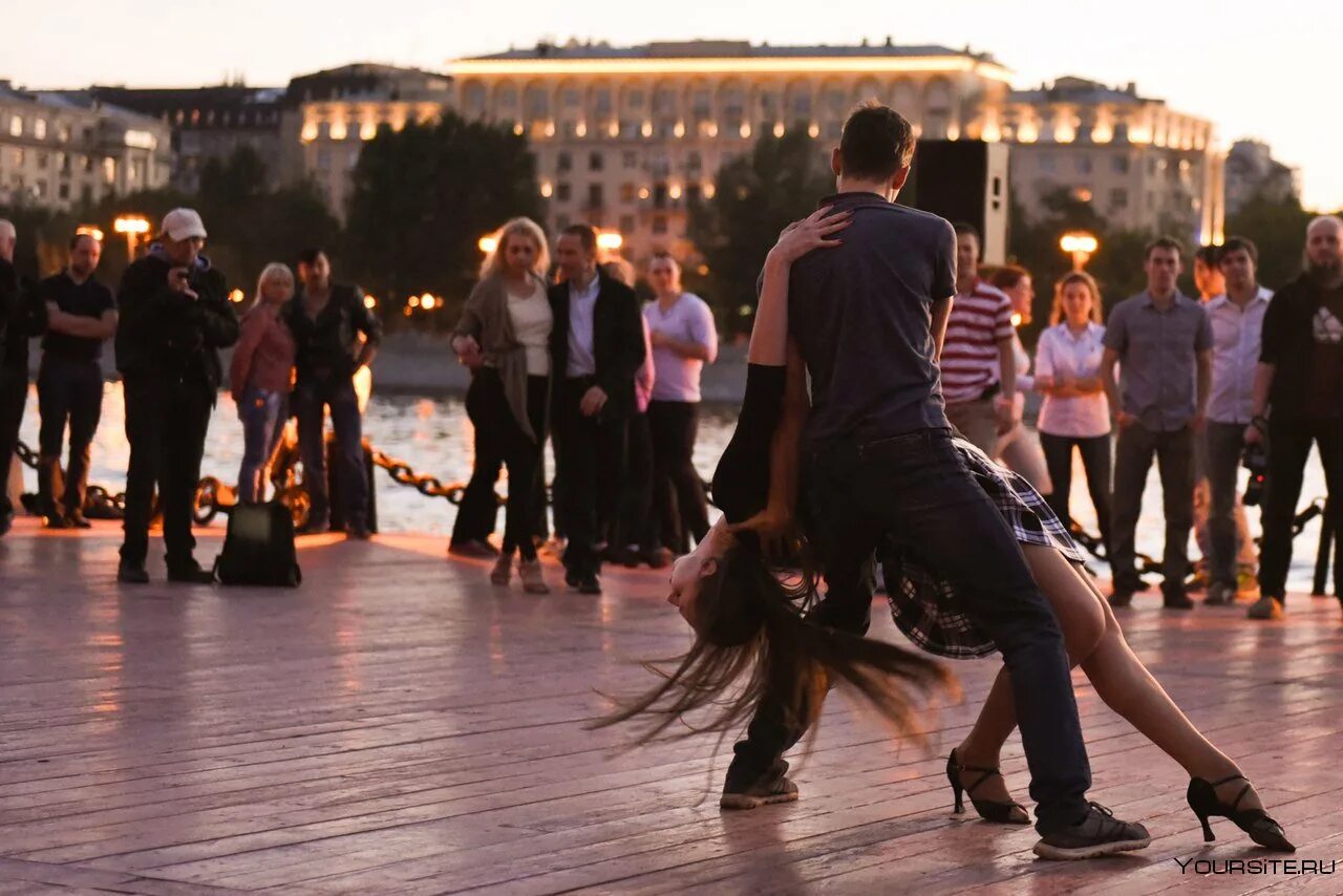 Мы танцуем танцы словно иностранцы слушать. Танец Хастл Хастл. Танцы на улице. Сальса на улице. Вечер танцев.