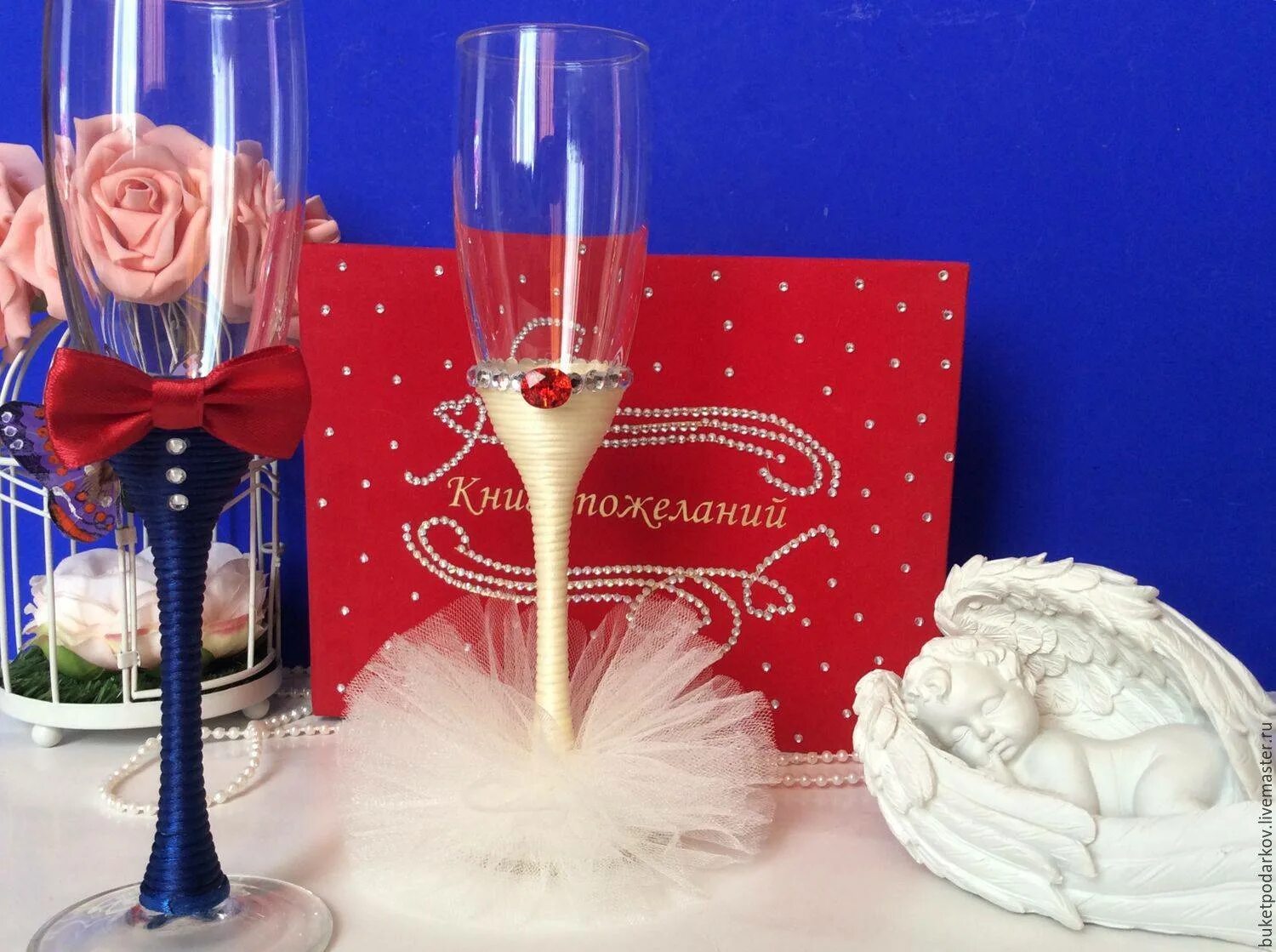 Украшение свадебных бокалов. Украшение бокалов на свадьбу. Свадебные бокалы для жениха и невесты. Свадебные бокалы. Украсить бокалы на свадьбу.