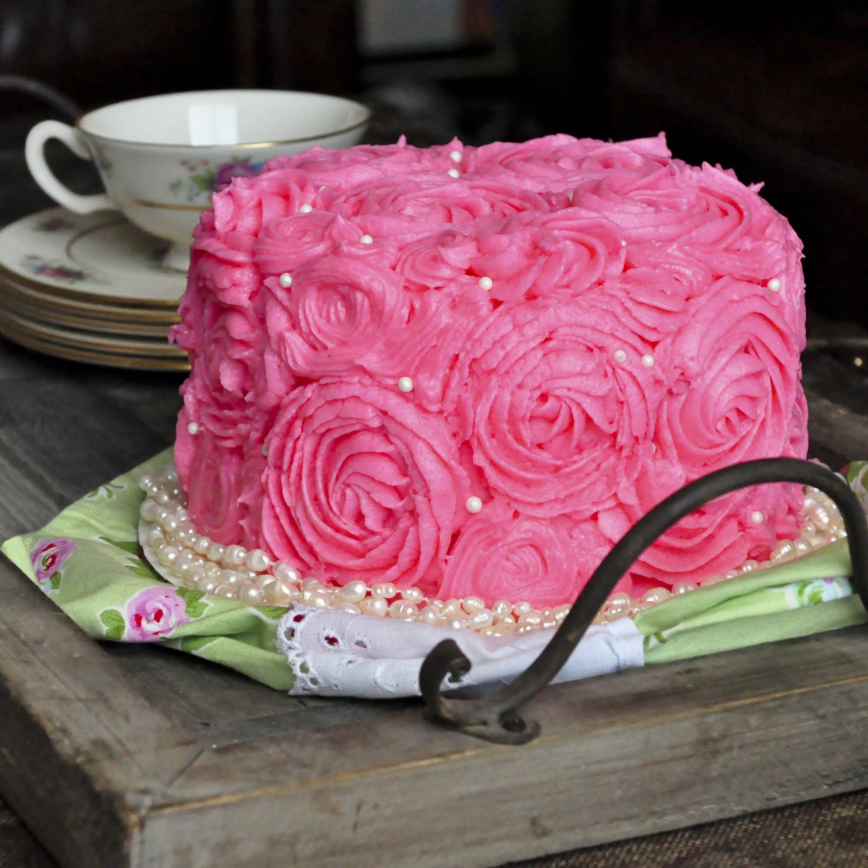 Фото розовых тортов. Тортик с розочками. Торт с розами. Торт с розовыми розами. Торт с розочками из крема.
