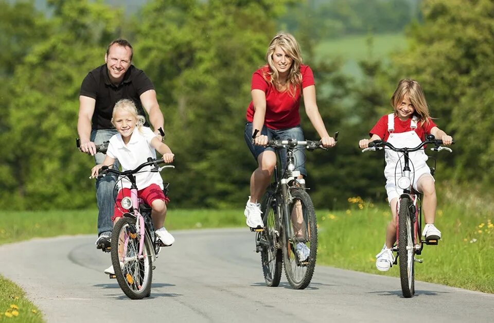 Большая спортивная семья. Семья на велосипедах. Прогулка на велосипеде. Велопрогулки семьей. Велосипед для взрослого и ребенка.