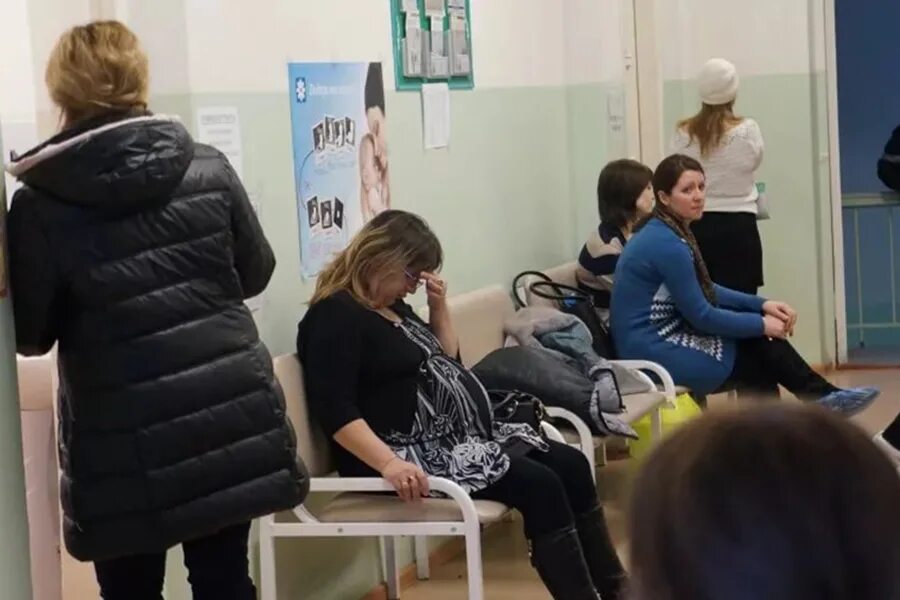 Случай в женской консультация. Женщина в очереди в поликлинике. беременные женщины в очереди. беременные в очереди в поликлинике. женская консультация очередь.