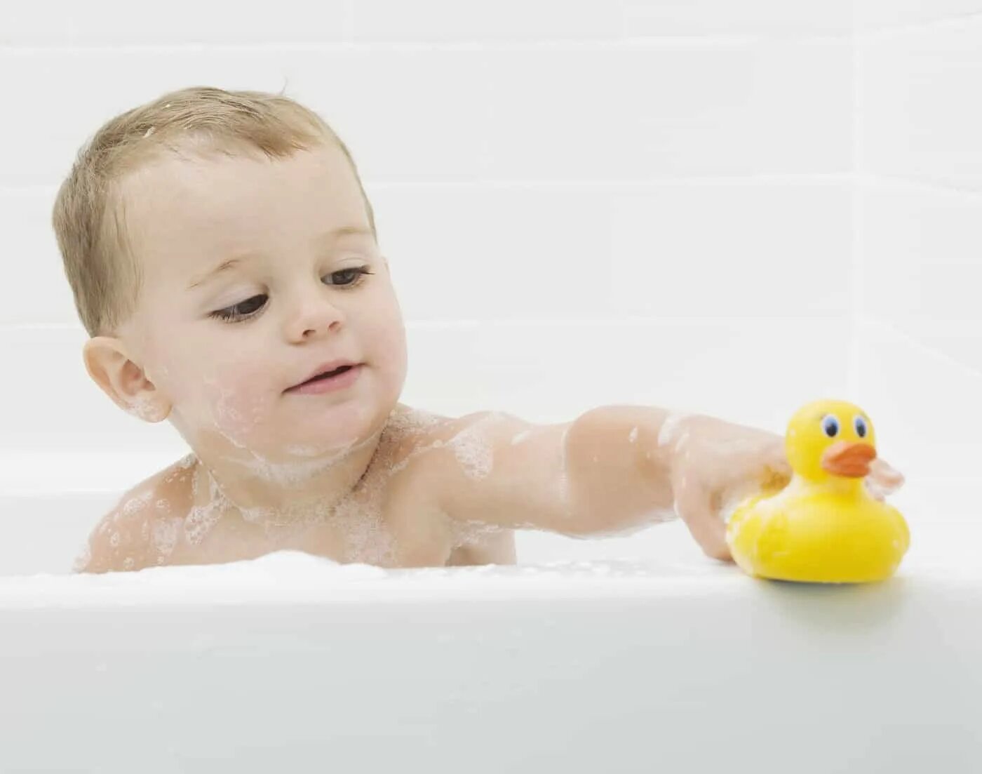 Child bath. Малыш в ванне. Ребенок в ванной с уточкой. Малыш купается. Детишки в ванной.