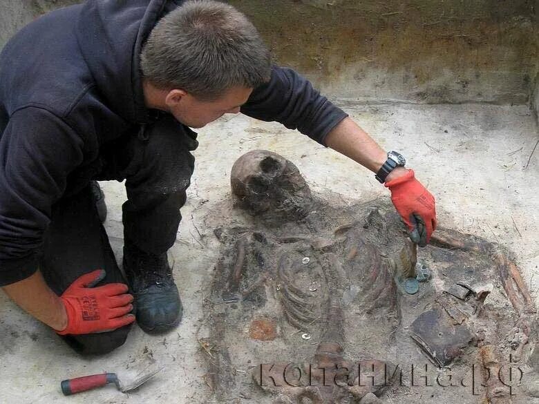 Раскопки немецких солдат. Раскопки немецких блиндажей. Останки немецкого солдат археологии. Немецкие археологи