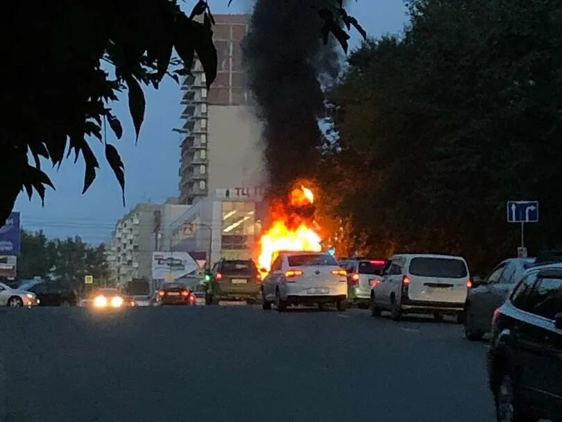 Пожар на кропоткина. Сгорела машина в Кропоткине. В Новосибирске загорелся автомобиль. Сгорела машина в Новосибирске.