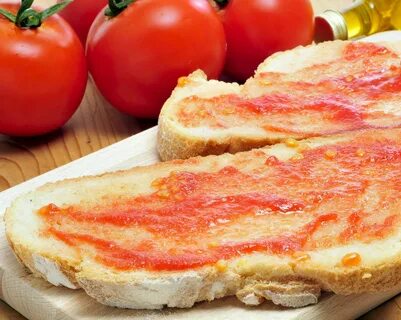 Бри в духовке с помидорами и хлебом
