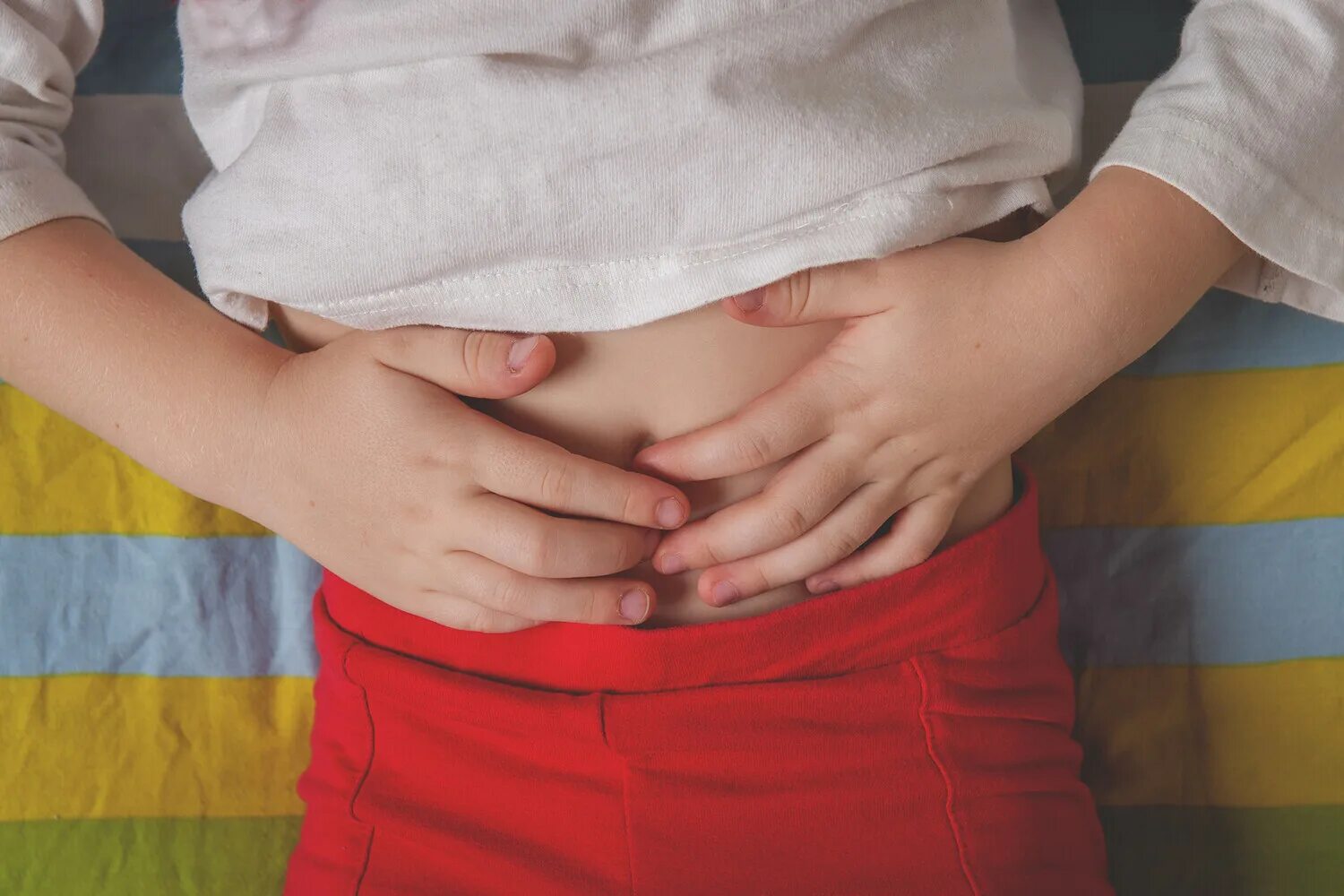 Отравление детей. У мальчика болит живот. Девочка просит. У ребенка болит живот в школе. Ребенок просит прощения у мамы.