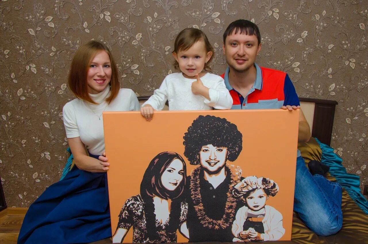 Подари портрет. Оригинальный портрет в подарок. Портрет семьи в необычном стиле. Арт на холсте семья. Студия портретов прикол.