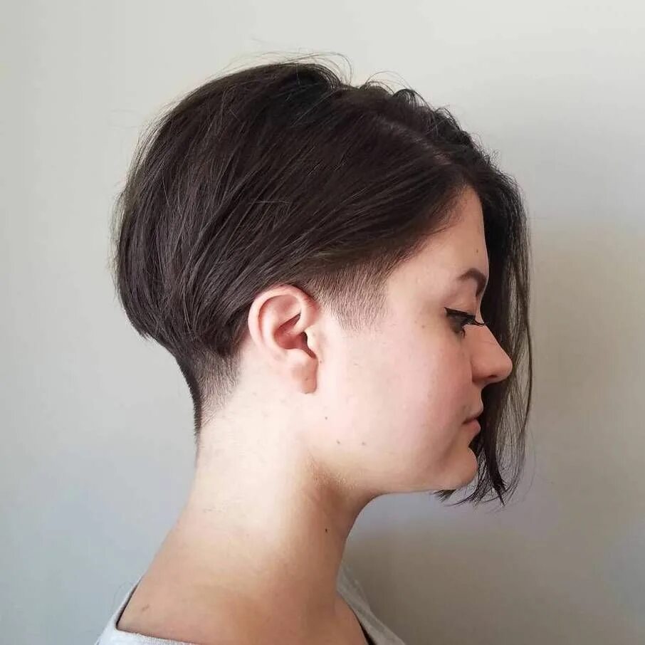 Острый затылок. Пикси андеркат. Боб Undercut. Каре Пикси Боб затылок. Пикси андеркат каре.