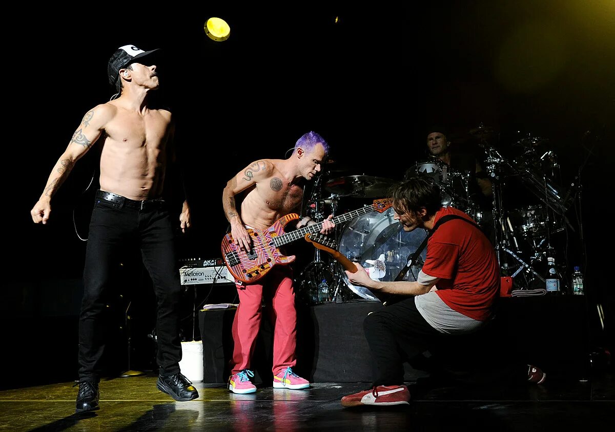 Around the world red hot. Рхчп 2025. red hot chili peppers 1999. ред хот чили пеперс концерт. ред хот чили пеперс на сцене.