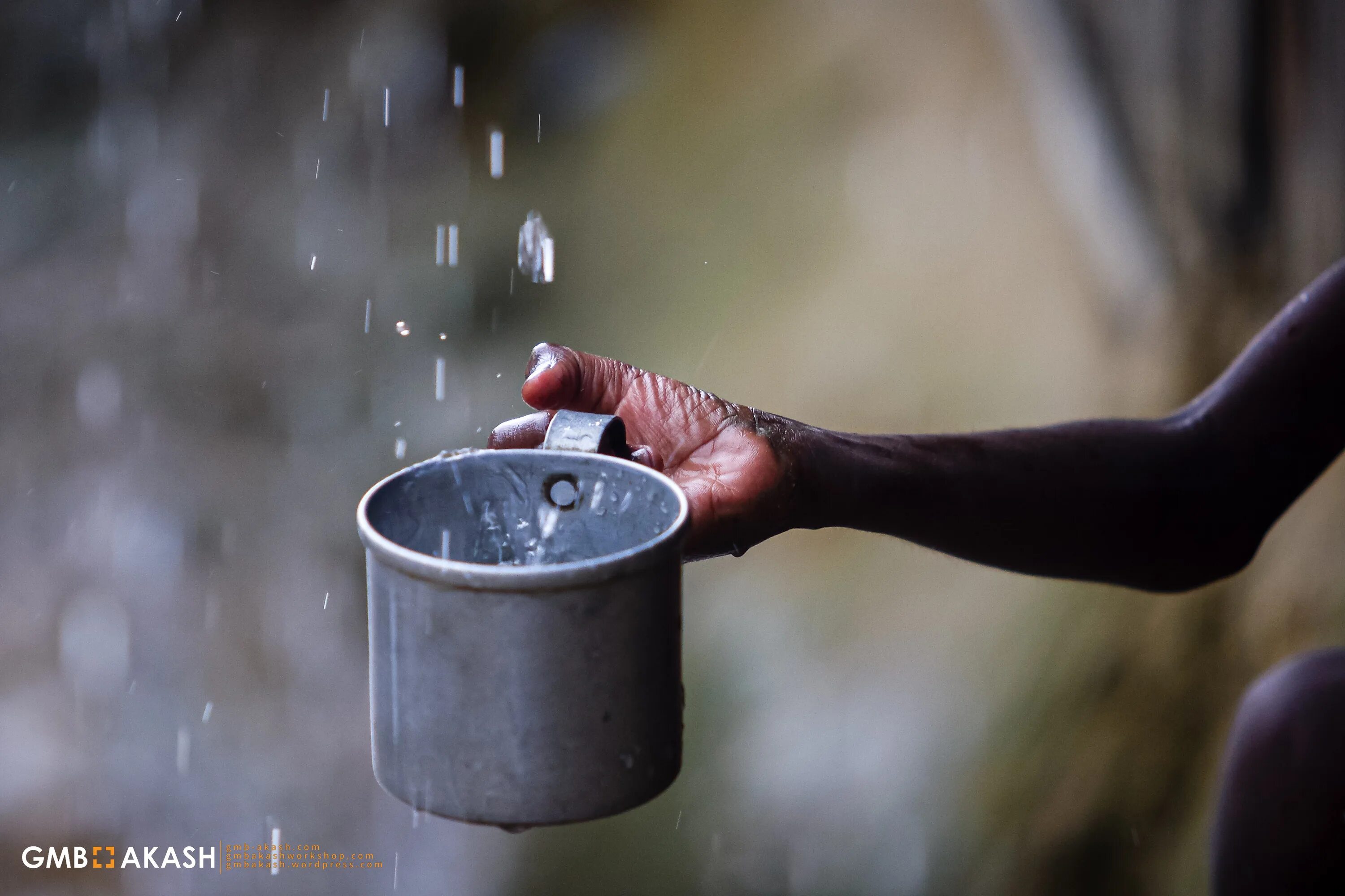 Drinking in the rain. Святой дождь вода. дождь вода глина. collect rainwater. rainergy rain collection.