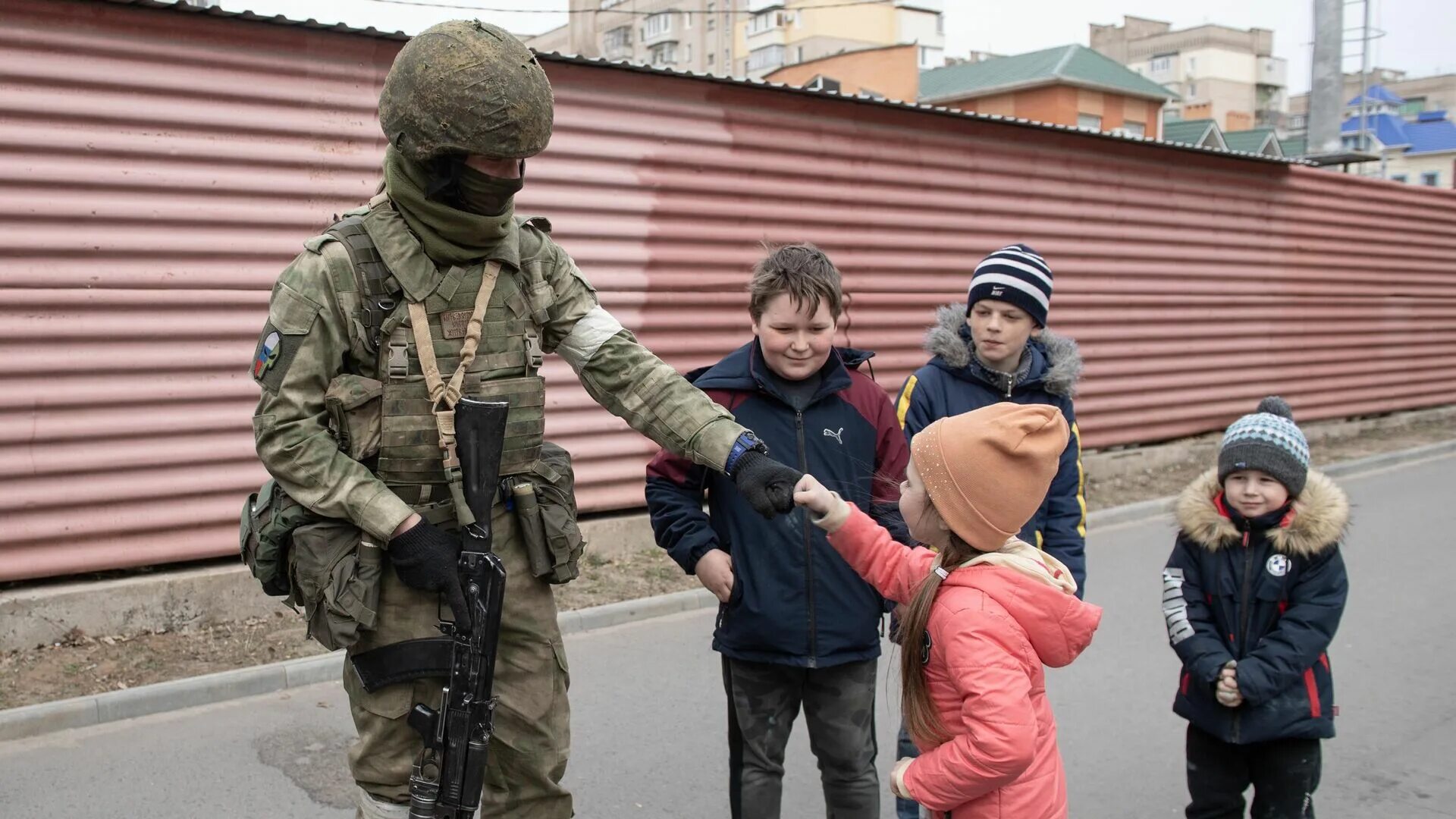 Российский военный с ребенком. Российские военные и дети Украины. Русский военный с ребенком. Солдат России с ребенком.