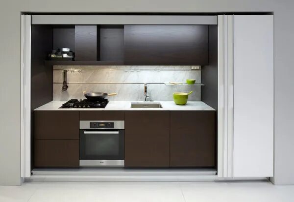 кухня под ржавчину. кухня закрывающаяся дверьми. кухня спрятанная за раздвижными дверями. кухня закрывающаяся дверьми. кухня закрывающаяся дверьми.