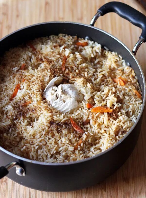 Плов в кастрюле рецепт с фото. Бглуров плов. Uzbek Pilaf. Кастрюля для плова. Плов в сотейнике.