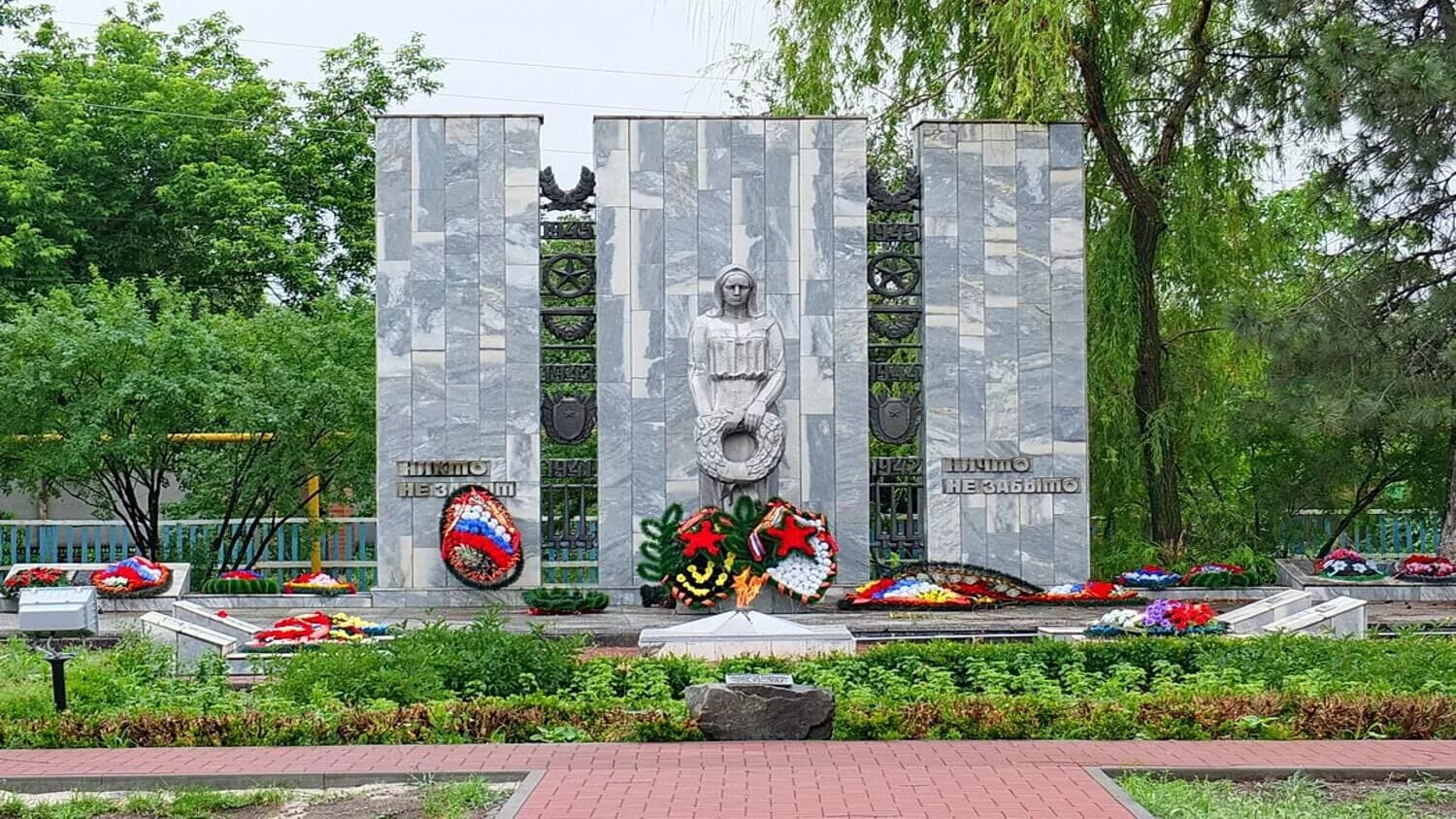 Ростовская область в годы великой отечественной войны. Мемориал памятники Великой Отечественной войны 1941-1945. Г Семикаракорск Ростовская область. Памятник павшим в Великой Отечественной войне 1941-1945 гг.. Вечный огонь Семикаракорск.