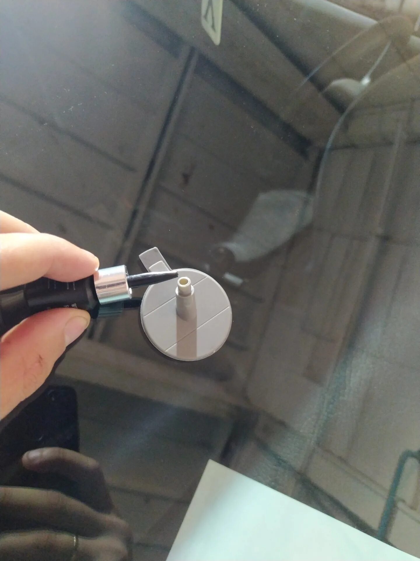 Ремонт лобового отзывы. Ремонт вертикальных стекол. Лобовое стекло ремонт. Ремонт сколов и трещин. Скол лобового стекла.