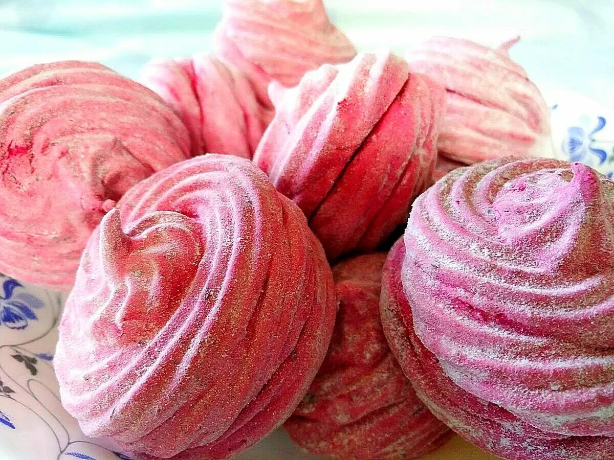 Зефир из смородины. Смородиновый зефир. Зефир клубничный. Зефир с черной смородиной. Смородиновый зефир.