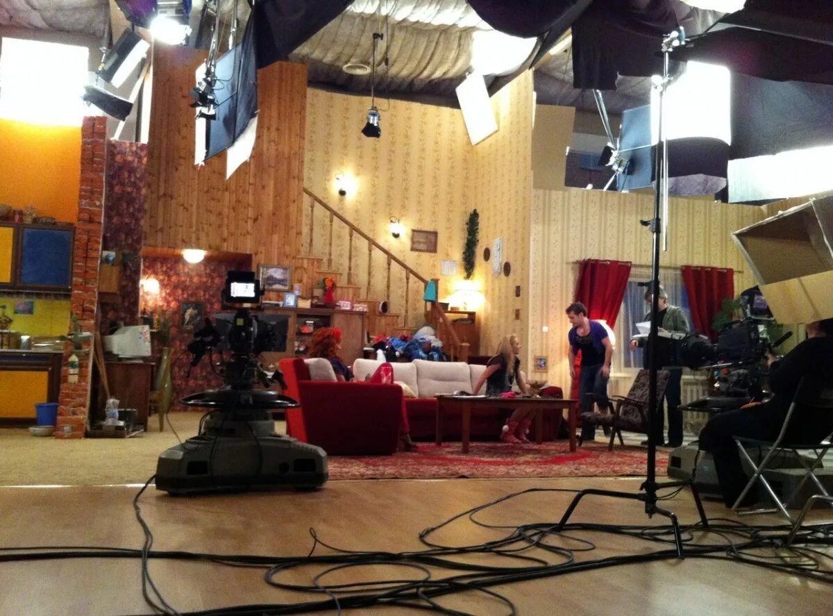 Где снимали букиных в каком городе. Сериал счастливы вместе на съемочной площадке. Квартира букиных. Где снимали букиных в каком городе. Съёмочный павильон сериала счастливы вместе.