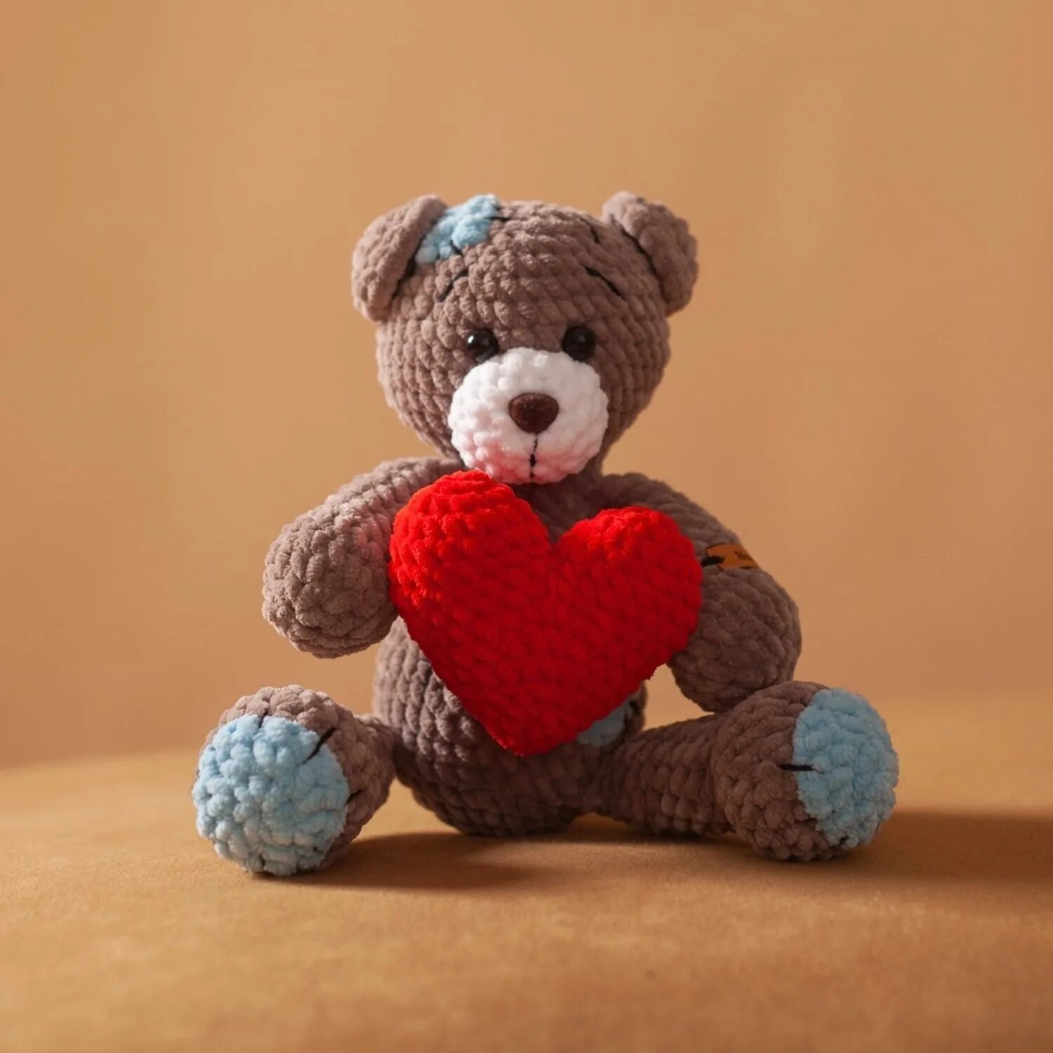 тедди игрушка с сердцем. вязаный медвежонок с сердечком. вязаные игрушки мишки с сердечком. вязаные игрушки мишки с сердечком. мишка с сердечком крючком.