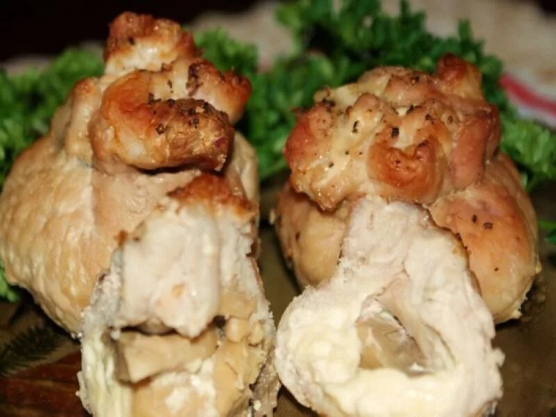 Куриные мешочки с сыром. Мясные мешочки с грибами и сыром. мешочки с сыром и грибами. мешочки свиные с сыром и грибами. мясные мешочки с грибами и сыром в духовке.