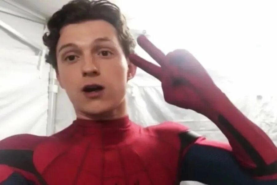 Том холланд. Tom holland romeo. Питер паркер том холланд. Том холланд прическа 2022. Том холланд зад.