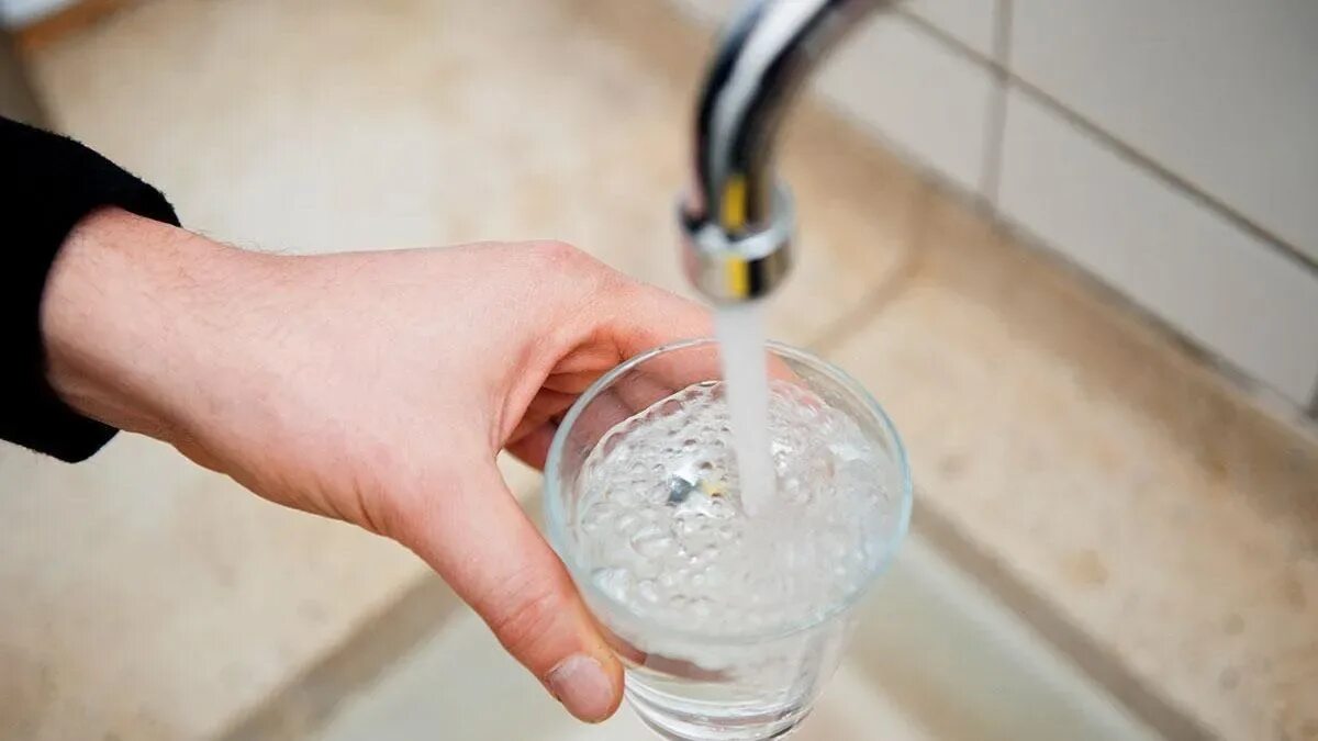 Примеси в воде из под крана. Водопроводная вода. качество воды. вода из крана. качество водопроводной воды.