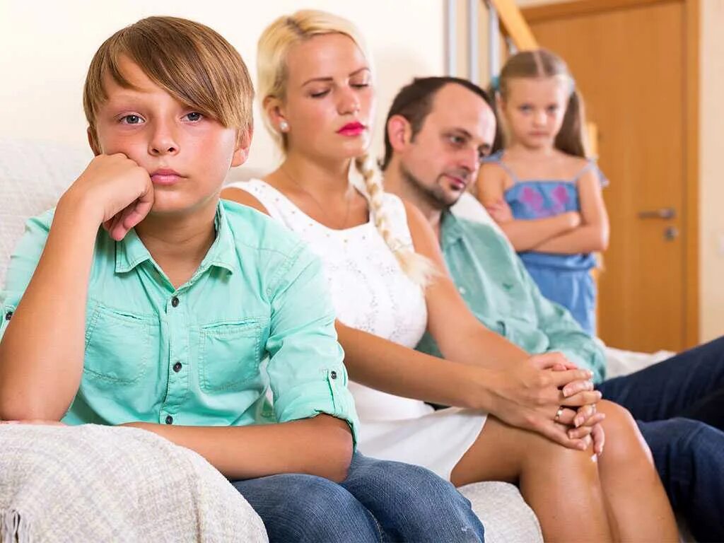 Подростки развод родителей. Ссора в семье. Конфликт родителей и детей. Конфликт в семье. Несчастливая семья.