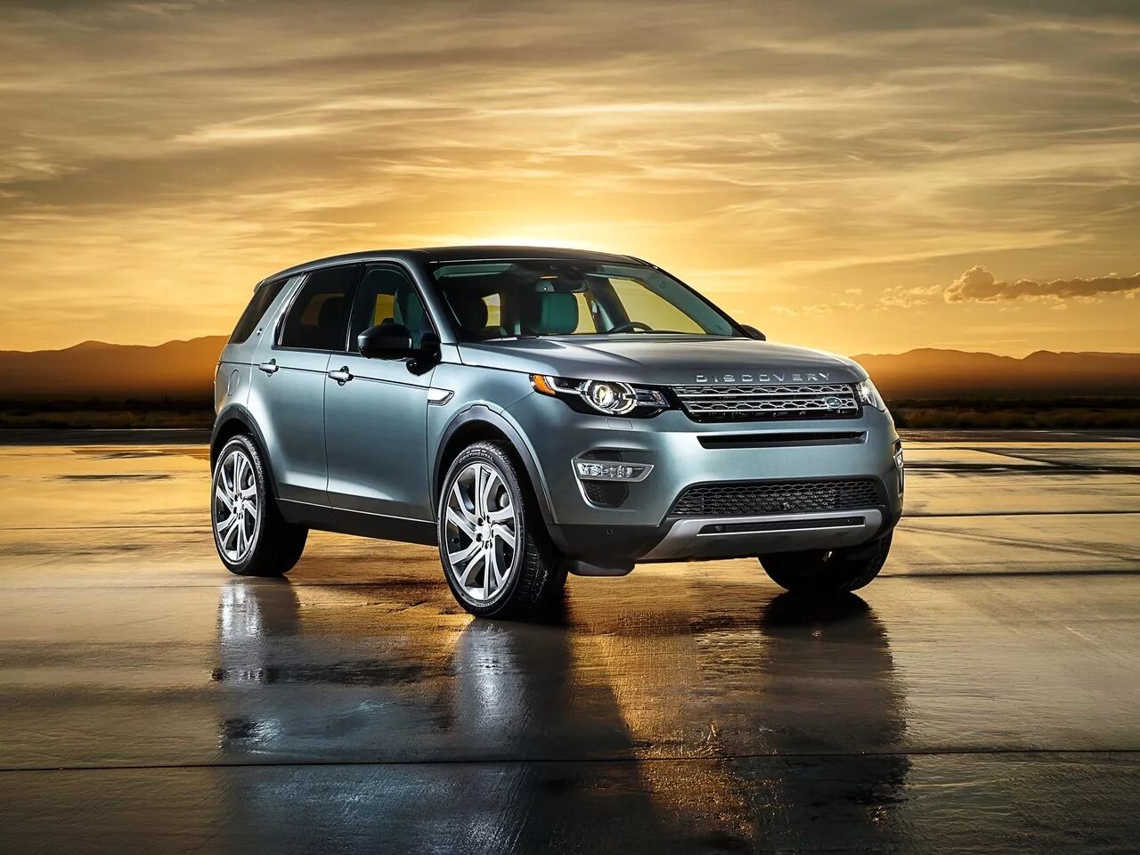 Discovery sport 2.0. Ленд Ровер Дискавери 2015. Ленд Ровер 2015. Рендж Ровер Дискавери 2015. Лэнд Ровер Дискавери, 2015.