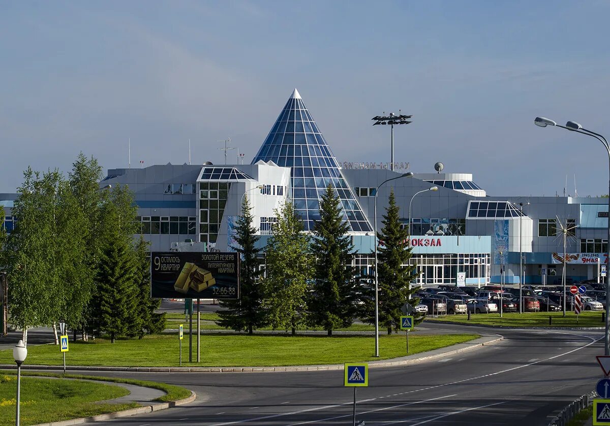 Аэропорт Ханты-Мансийск. Аэропорт Югра Ханты-Мансийск. Ханты Мансийск административный центр. Аэровокзал Ханты-Мансийск. Прокат ханты мансийск