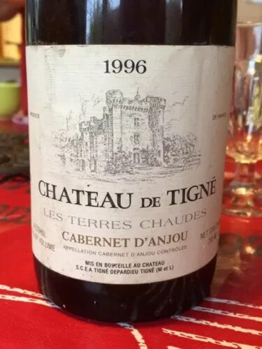 Куплю вино шато де вин. Вино Каберне де Анжу. Château de Tigné вино. Вино Шато 1996. Шато демонгере Кабарне.