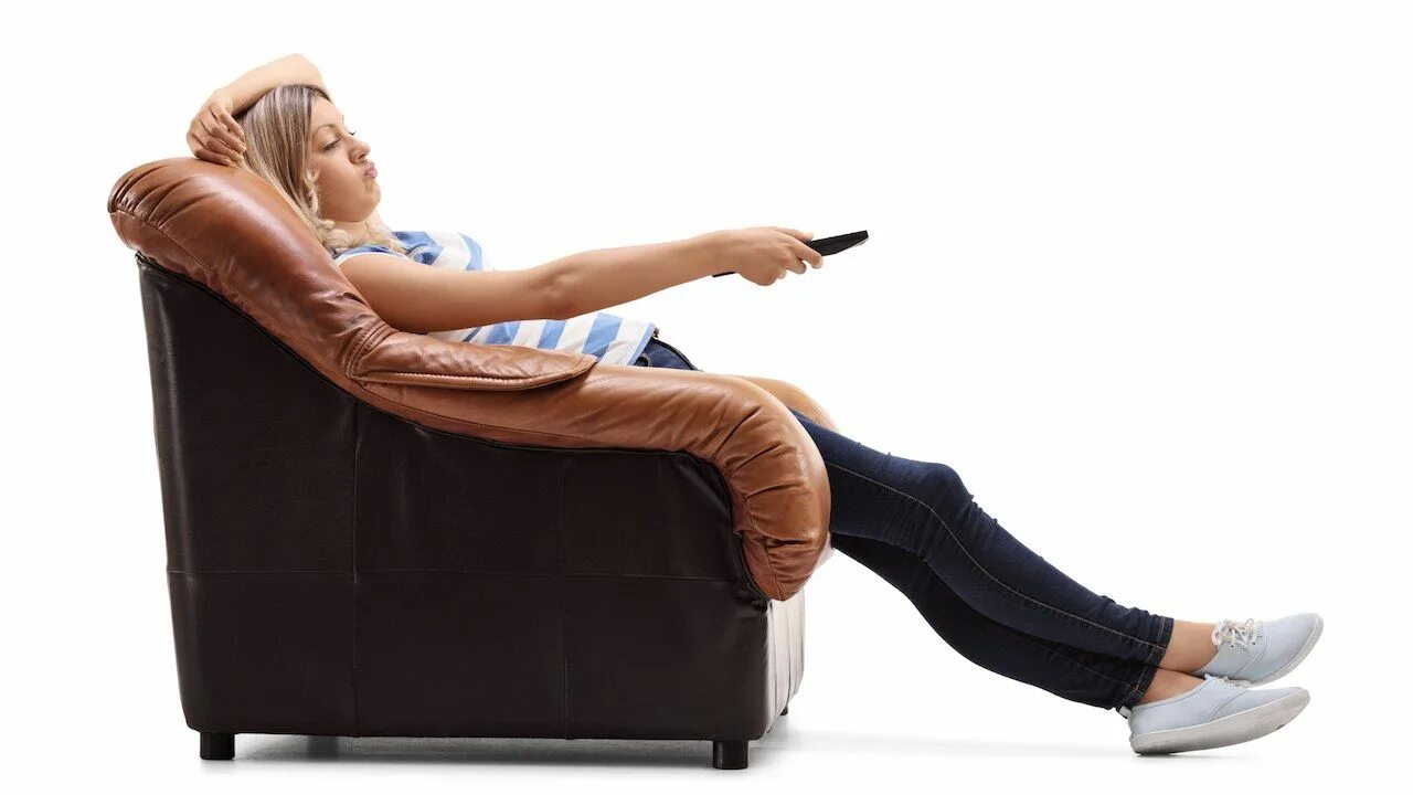 Женщина, сидящая в кресле и переключающая каналы на ТВ. Картинки скучающей женщины на диване. Скучная женщина. Женщина переключает канал.