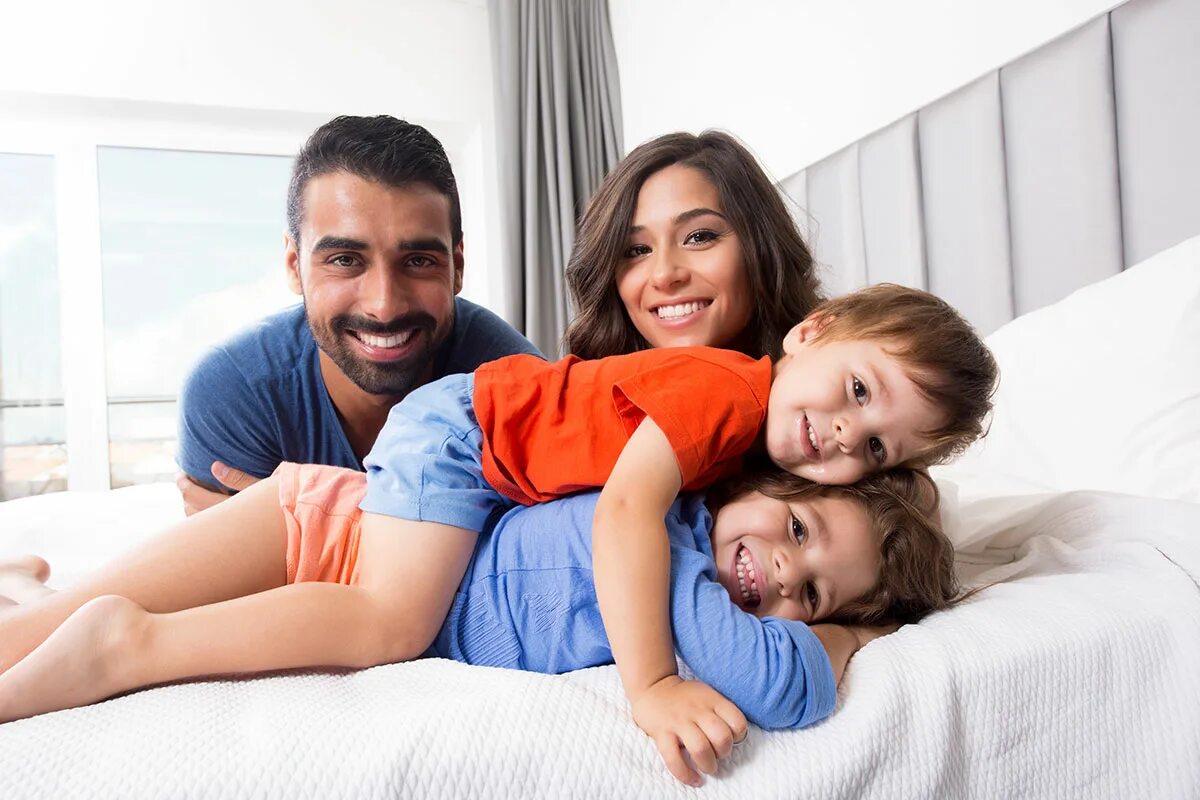 Счастливая семья в кровати. One bedded family. Семейная кровать. Спат фэмили. Счастливая узбекская семья.