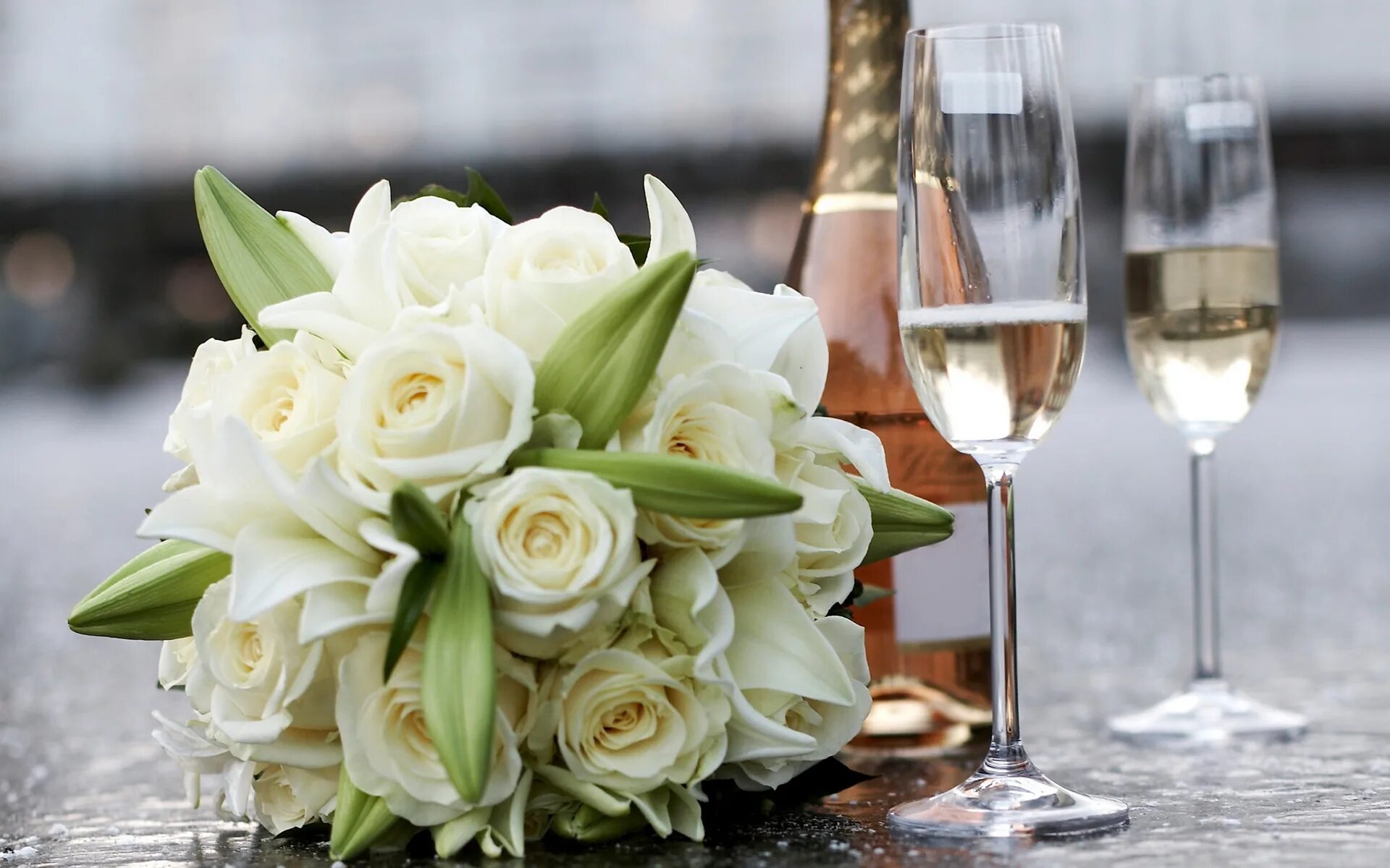 Цветы и шампанское. Букет на годовщину свадьбы. Свадебный букет и шампанское. Свадебные фужеры и букет.