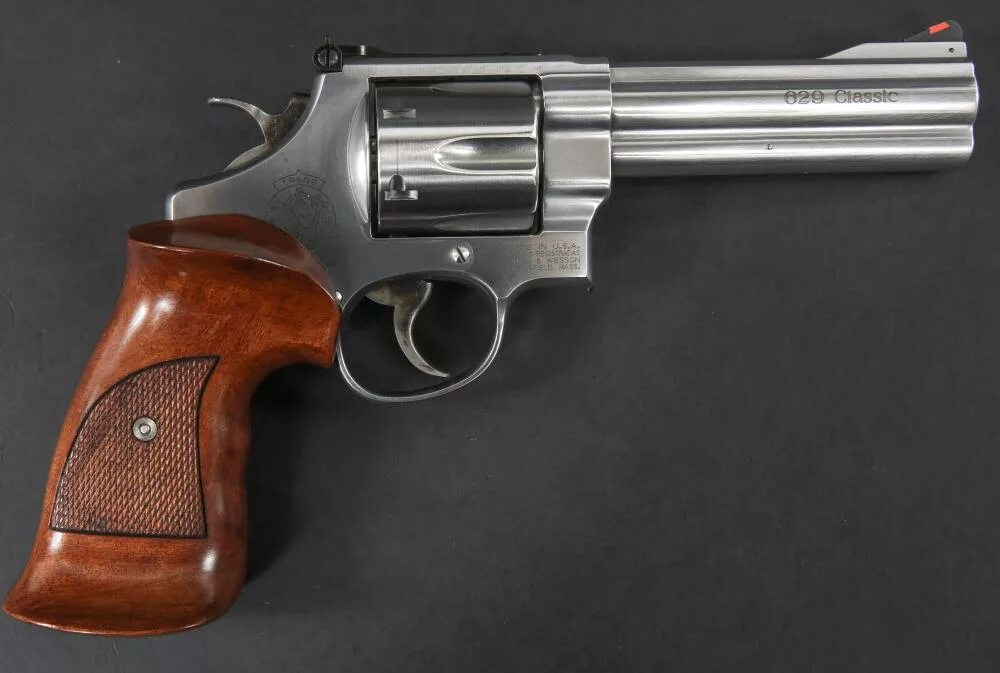 Калибр магнума. Револьвер Магнум 44. Смит-Вессон 44 Магнум. S&W Magnum 44 револьвер. Револьвер Смит-Вессон 44 Магнум.