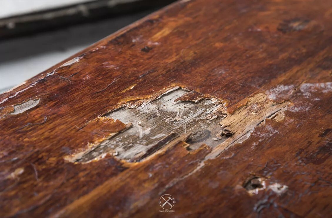 Трещина на столе. Сколы на деревянной мебели. Деревянный стол повреждённый. Сколы на поверхности древесины. Скол на деревянном столе.