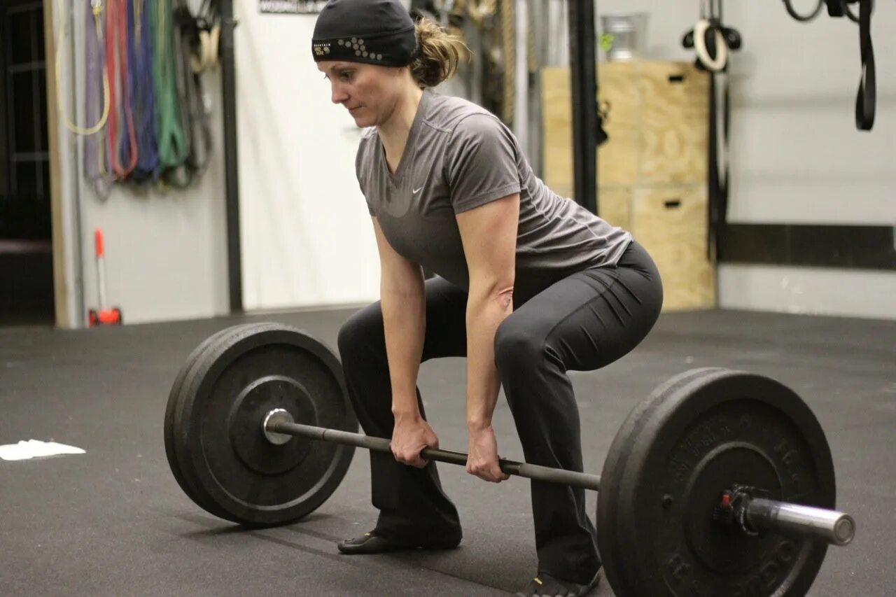 Тяга штанги девушки. Становая сумо. становая тяга сумо. становая тяга сумо техника. тяга сумо со штангой.