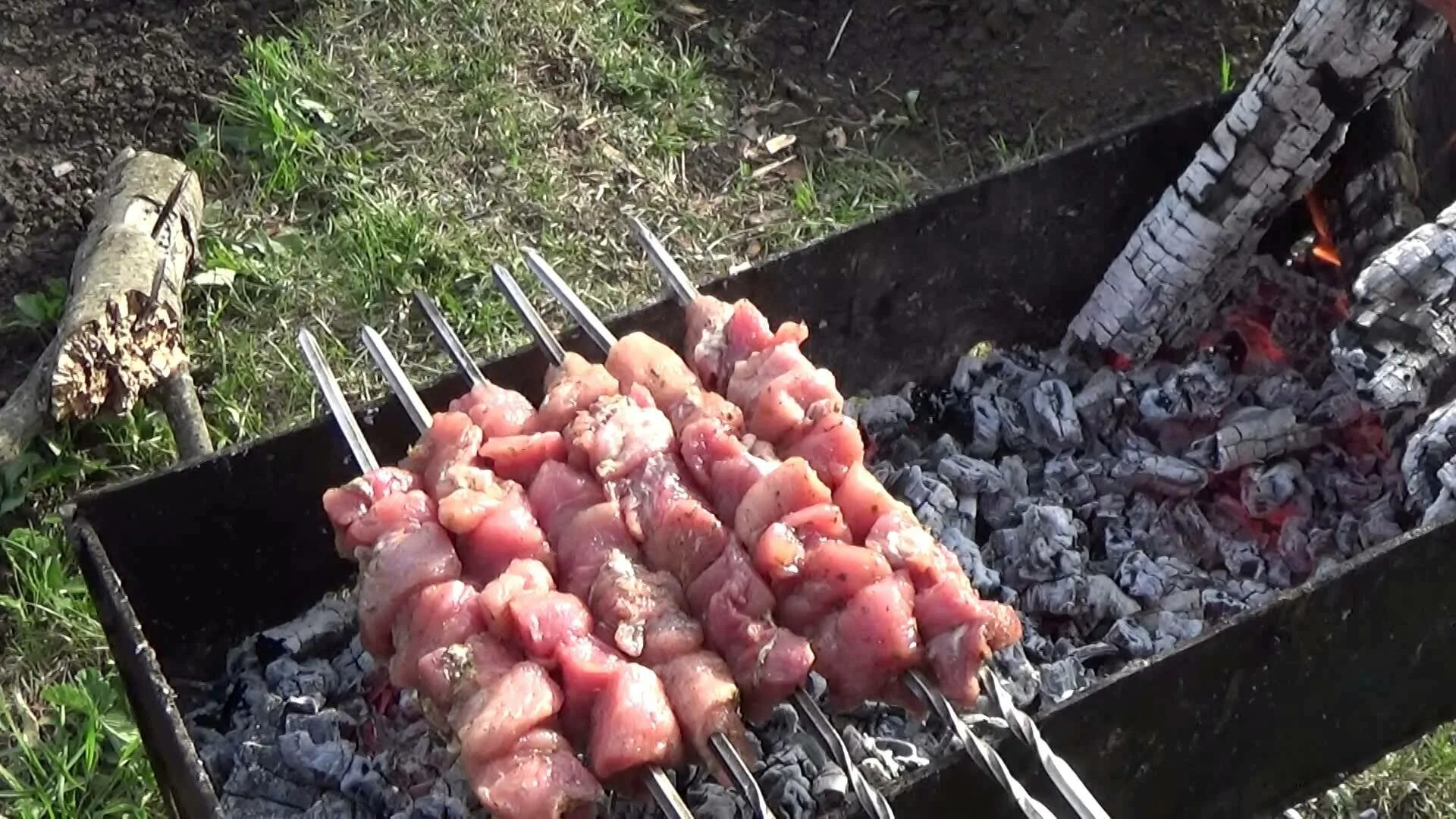 Сколько по времени жарить шашлык на мангале. Шашлык жарится. Шашлык в огороде. Шашлык с помидорами. Шашлычок на огороде.