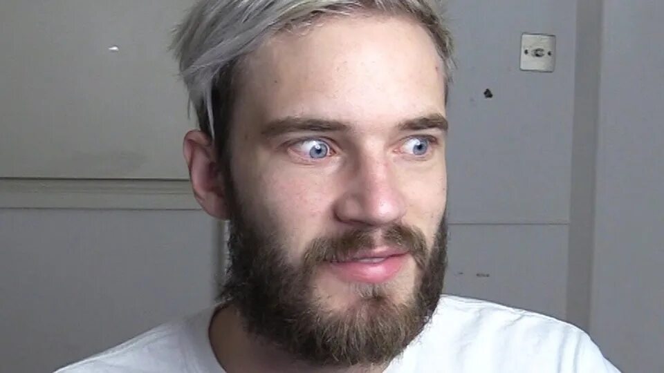 Пьюдипай сколько. Pewdiepie с бородой. пьюдипай 2025. пьюдипай лысый. pewdiepie без бороды.