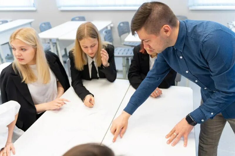 разговоры о важном третий класс. девушка на деловой встрече. о каком школьном предмете идет речь. занятия в школе. курсы учителя разговор о важном.