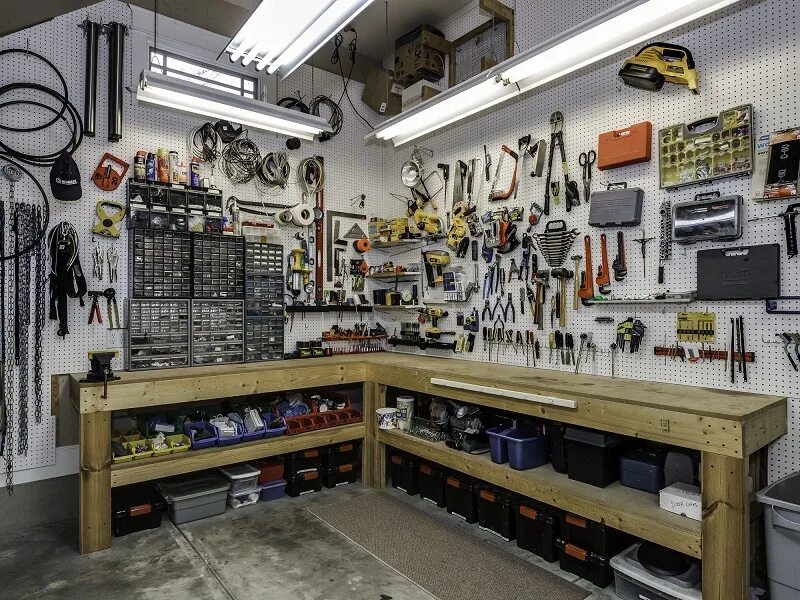 Мастерская примеры. Обустройство гаража. Обустройство мастерской в гараже. Мастерская с инструментами. Инструмент для гаража.