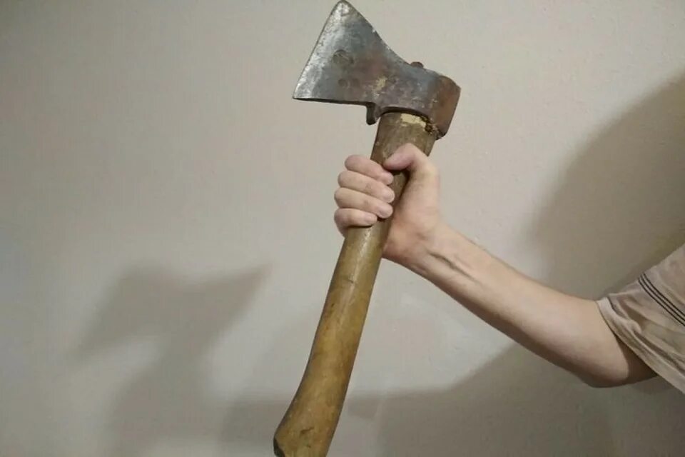 Топор орудие преступления. Лесорубный топор. Женщина с топором. Мужчина с топором. Топор лесоруба.