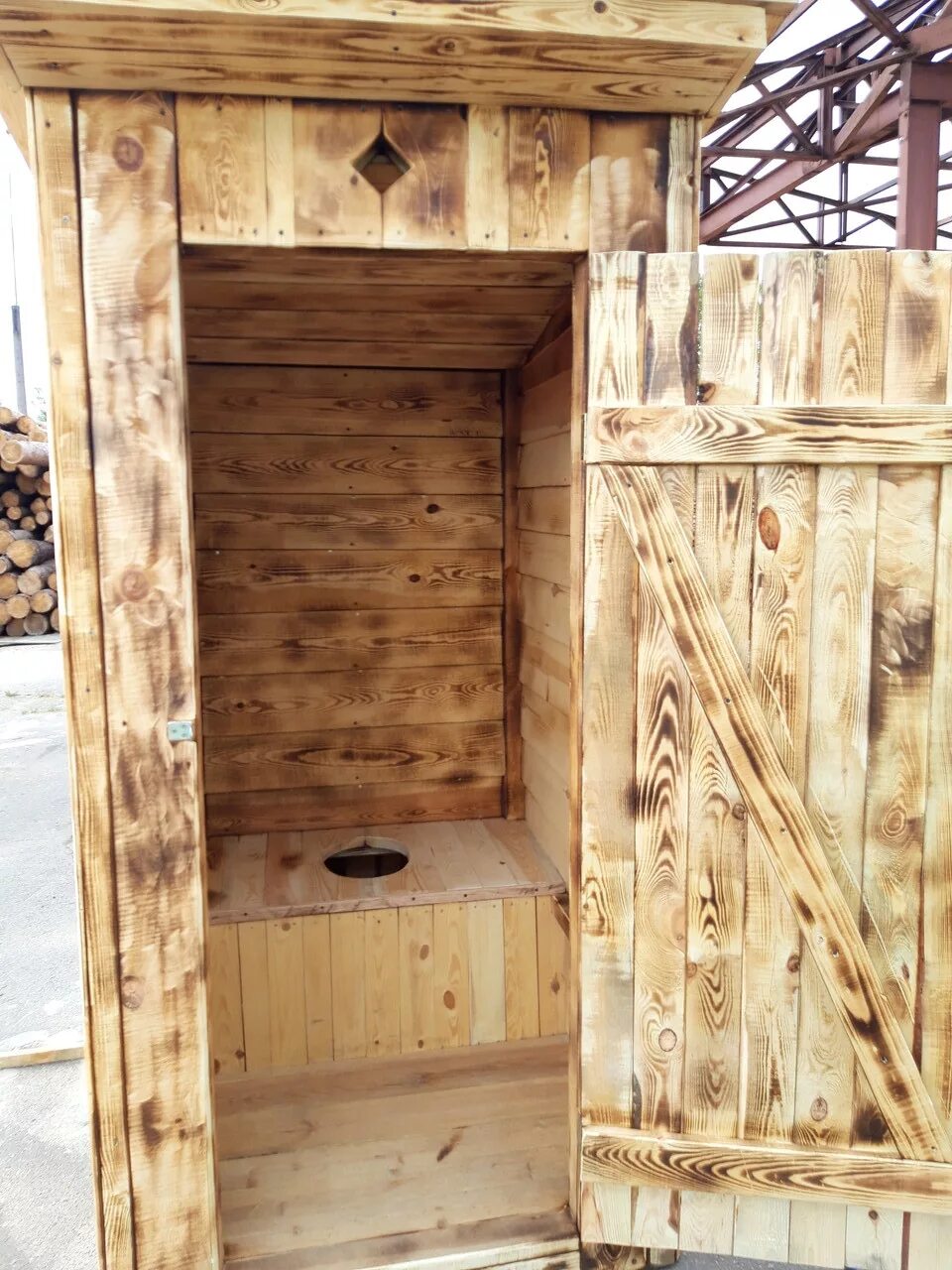 Деревянный туалет купить дешево. Деревянный туалет. Туалет деревянный для дачи. Кабинка туалетная Дачная деревянная. Туалет уличный деревянный.