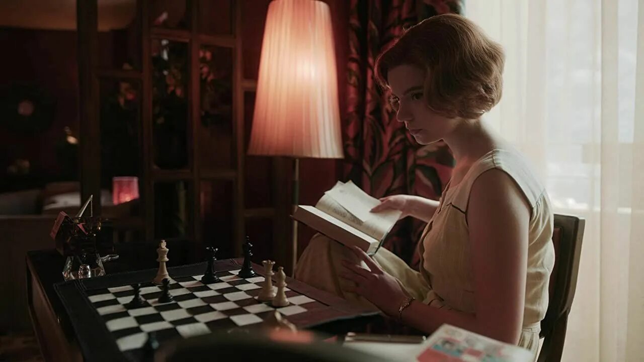 Ход королевы 2020. Ход королевы сериал Нетфликс. Анна Тейлор Джой сериал ход королевы. Ход королевы фильм 2020. Бет Хармон сериал ход королевы.