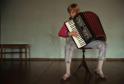 Играющий на баяне