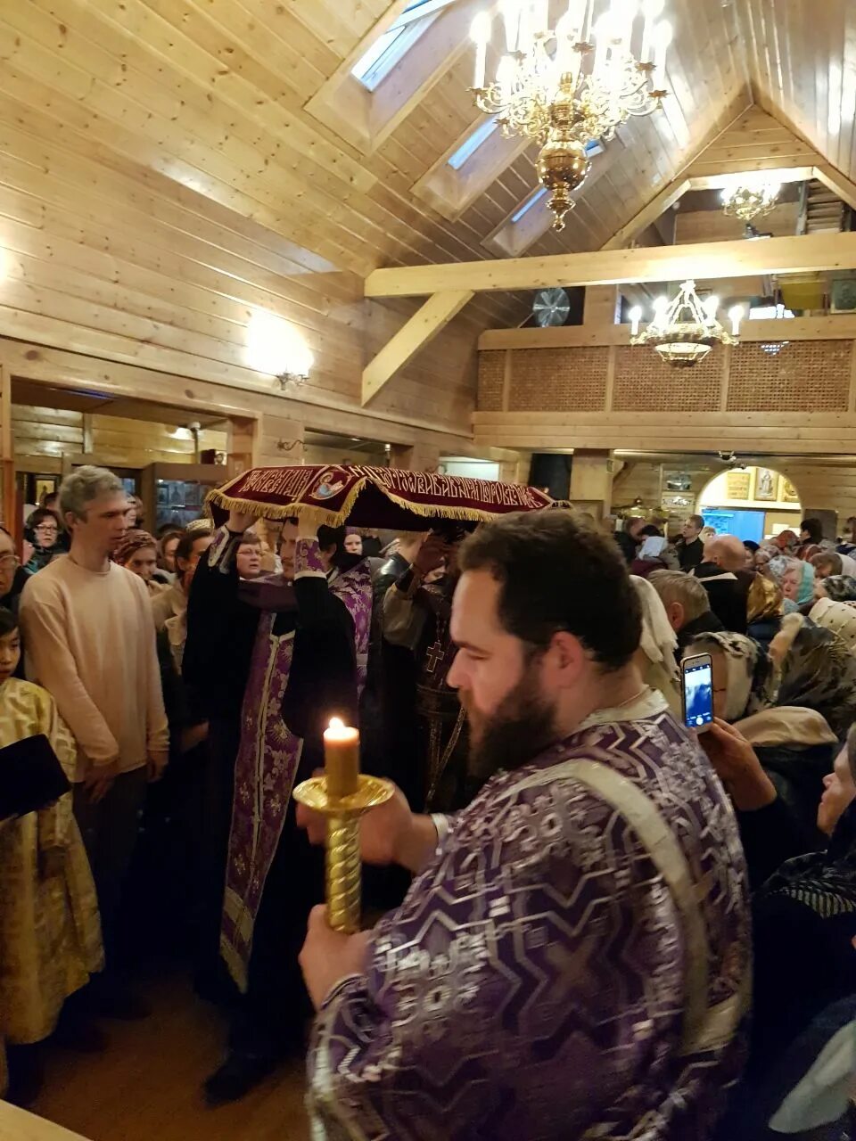 торжественное богослужение храм с подсвечниками. храме апостола формы на «кантемировской». настоятель храма фомы на кантемировской. настоятель иоанн храма апостола фомы на кантемировской. церковь на кантемировской.