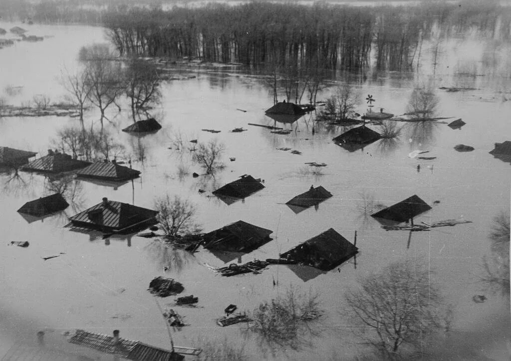 Какие улицы затопила в городе орске. Наводнение в Орске в 1957. Половодье Урал Оренбург 1957. Орск наводнение 1957 год. Разлив Урала 1942.