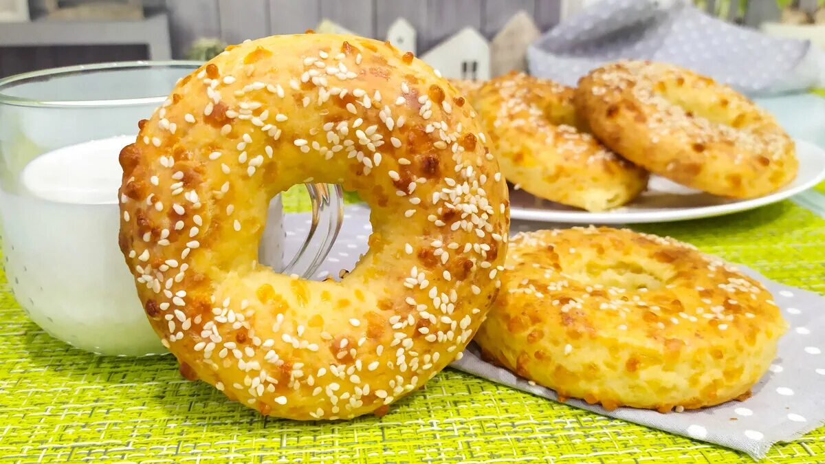 Баранки с фаршем в духовке рецепт с фото пошагово с сыром. Бутерброды из сушек. Баранки с фаршем в духовке. Бублики с сыром в духовке. Закуска из баранок с фаршем.